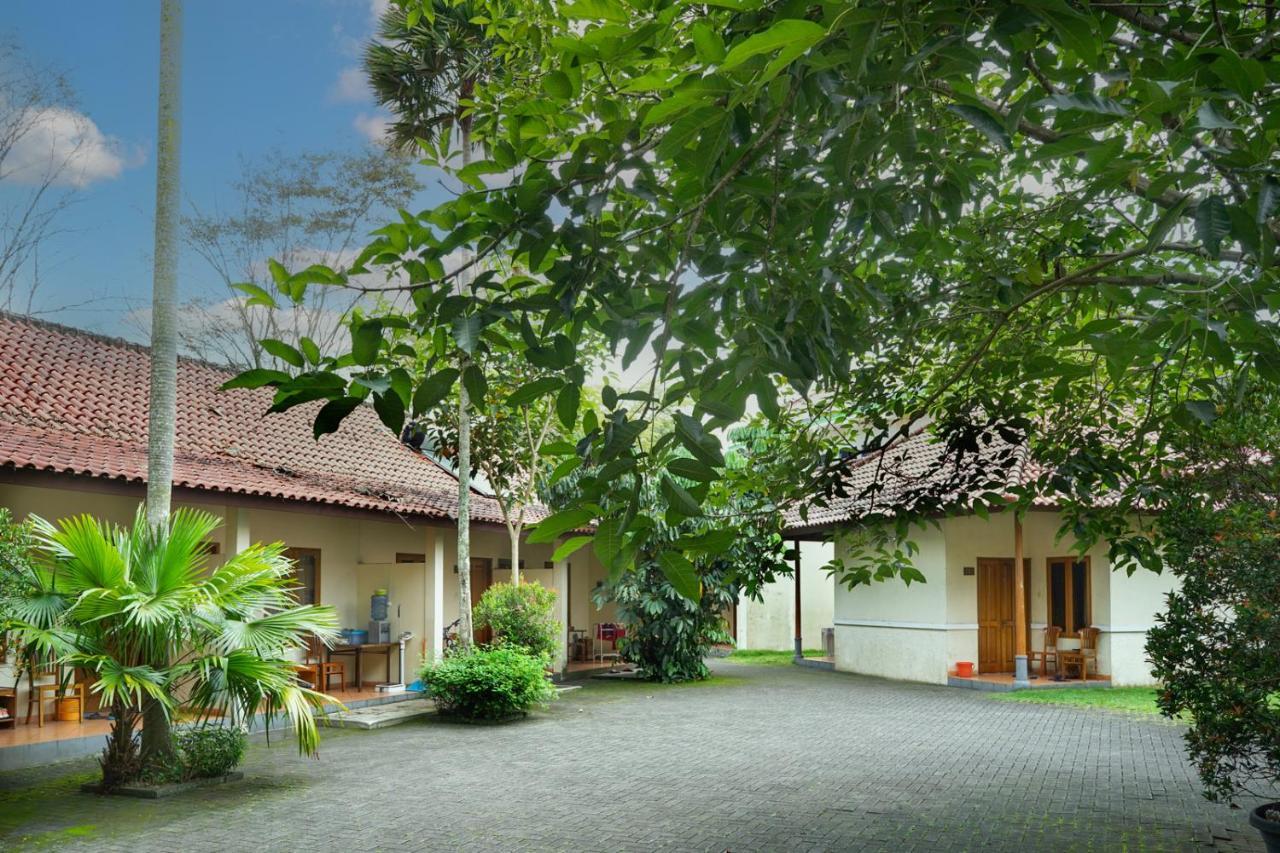 Front One Resort Indraloka Temanggung Exterior foto