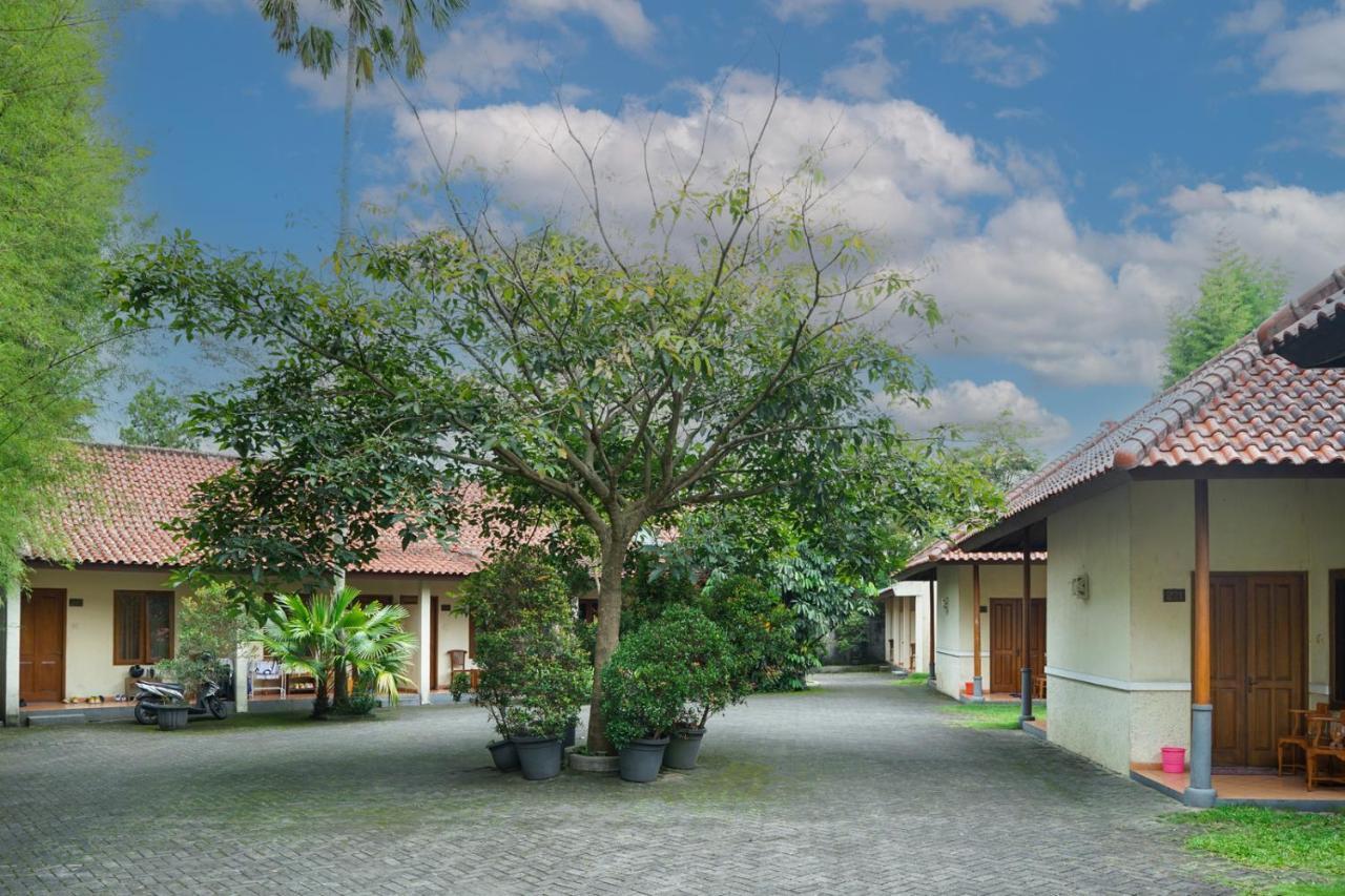 Front One Resort Indraloka Temanggung Exterior foto