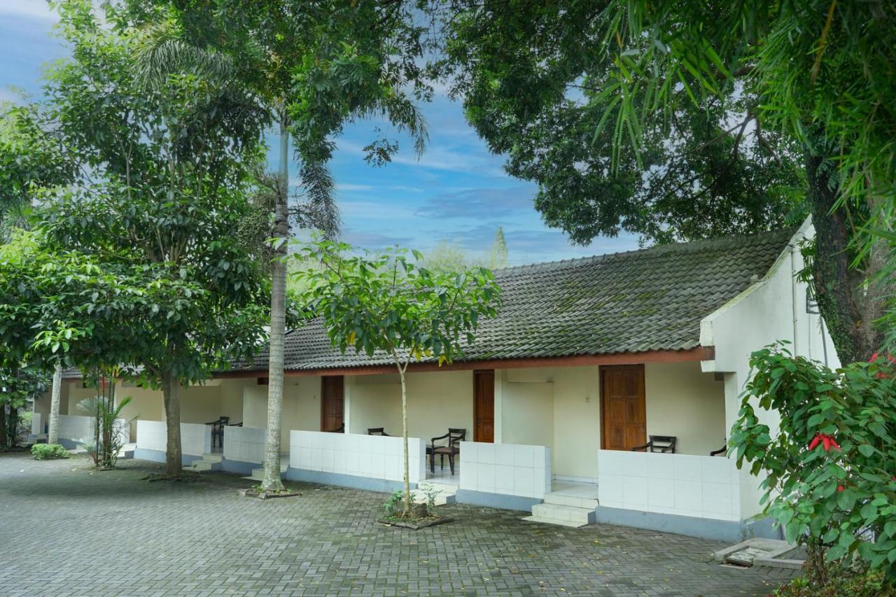 Front One Resort Indraloka Temanggung Exterior foto